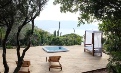 Maison entourée de son jardin arboré, terrasse vue mer