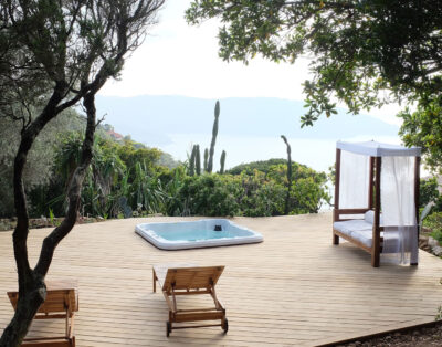 Maison entourée de son jardin arboré, terrasse vue mer